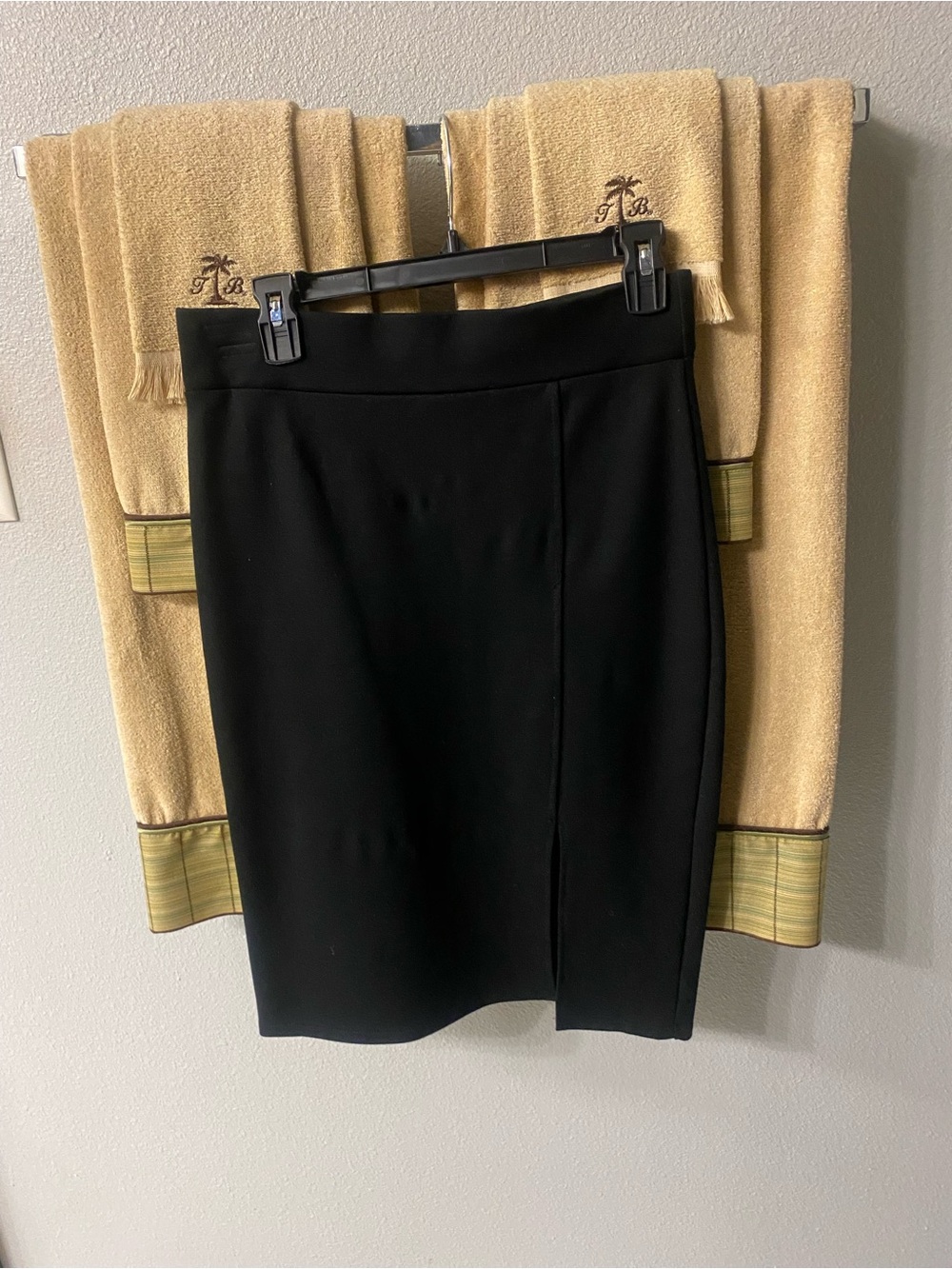 Classic Black Pencil Skirt - Professional Women's Workwear